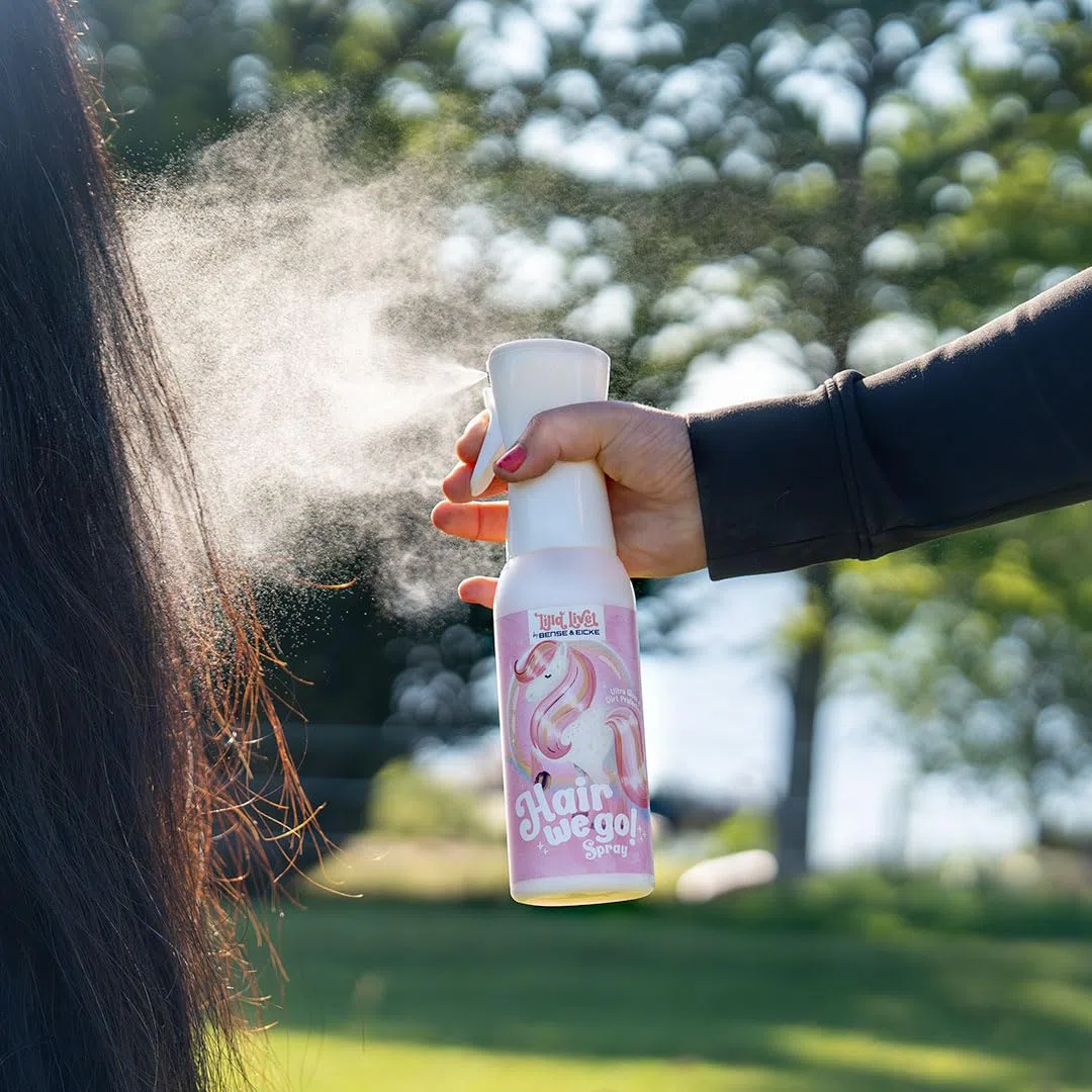Lilla Livet by Bense&Eicke Hair we go! - Mähnen-, Schweif- & Fellglanzspray für Pferde, entwirrt, Staub- & schmutzabweisend, dermatologisch sehr gut getestete, Made in Germany, 500 ml Sprühflasche