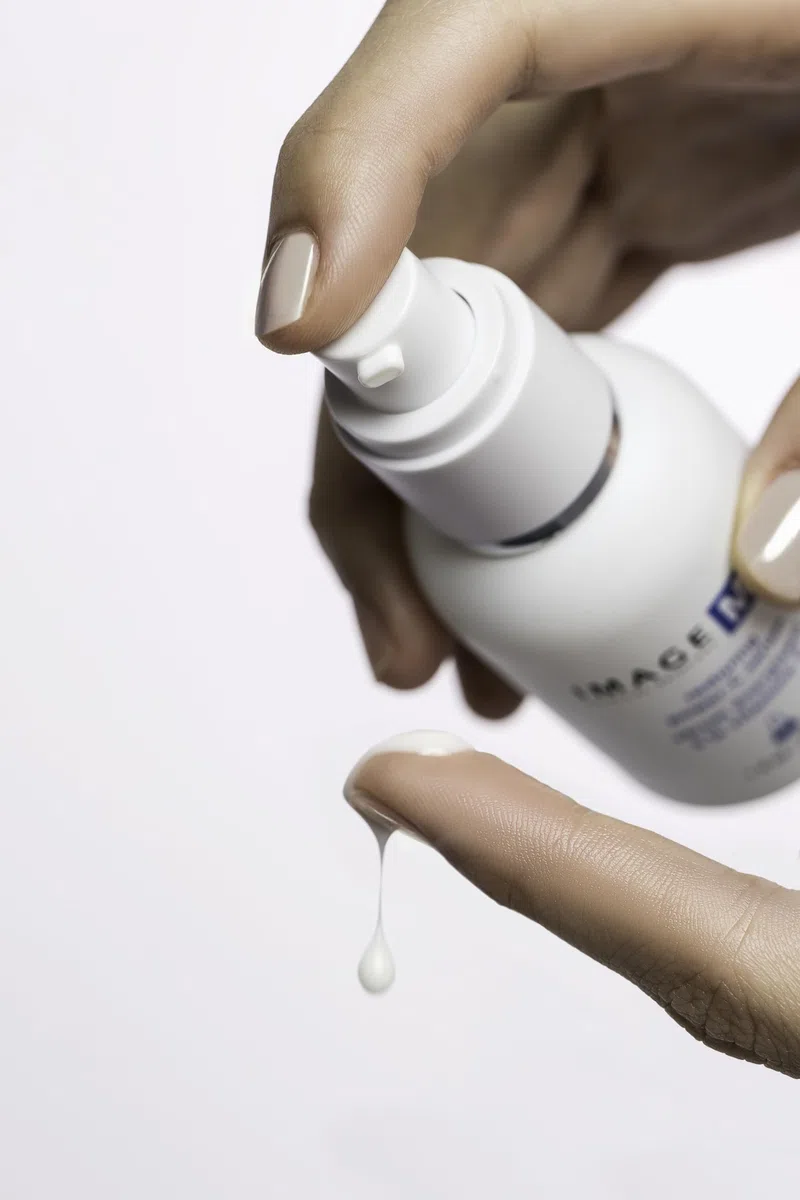 IMAGE Skincare IMAGE MD restoring power-c serum - 20% Vitamin C, Gesichtsserum, Antioxidantien, Ferulasäure, Hyaluronsäure und Vitamin E, verbessert feine Linien und Falten, alle Hauttypen - 30 ml