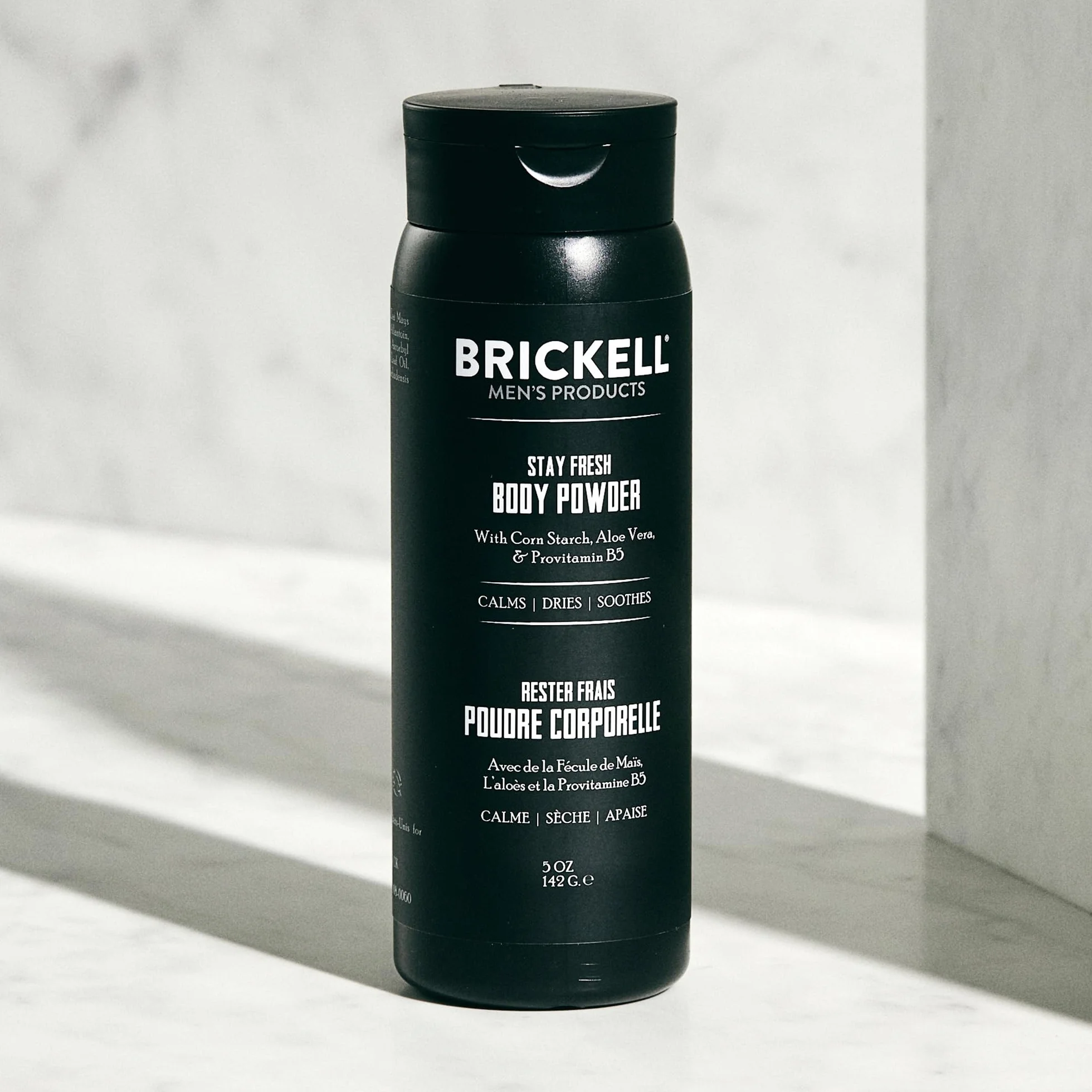 Brickell Men's Stay Fresh Körperpuder für Männer, Natürlich und Biologisch, Ohne Talkum, Absorbiert Schweiß, Hält die Haut Rrocken (Parfümfrei, 142 g)