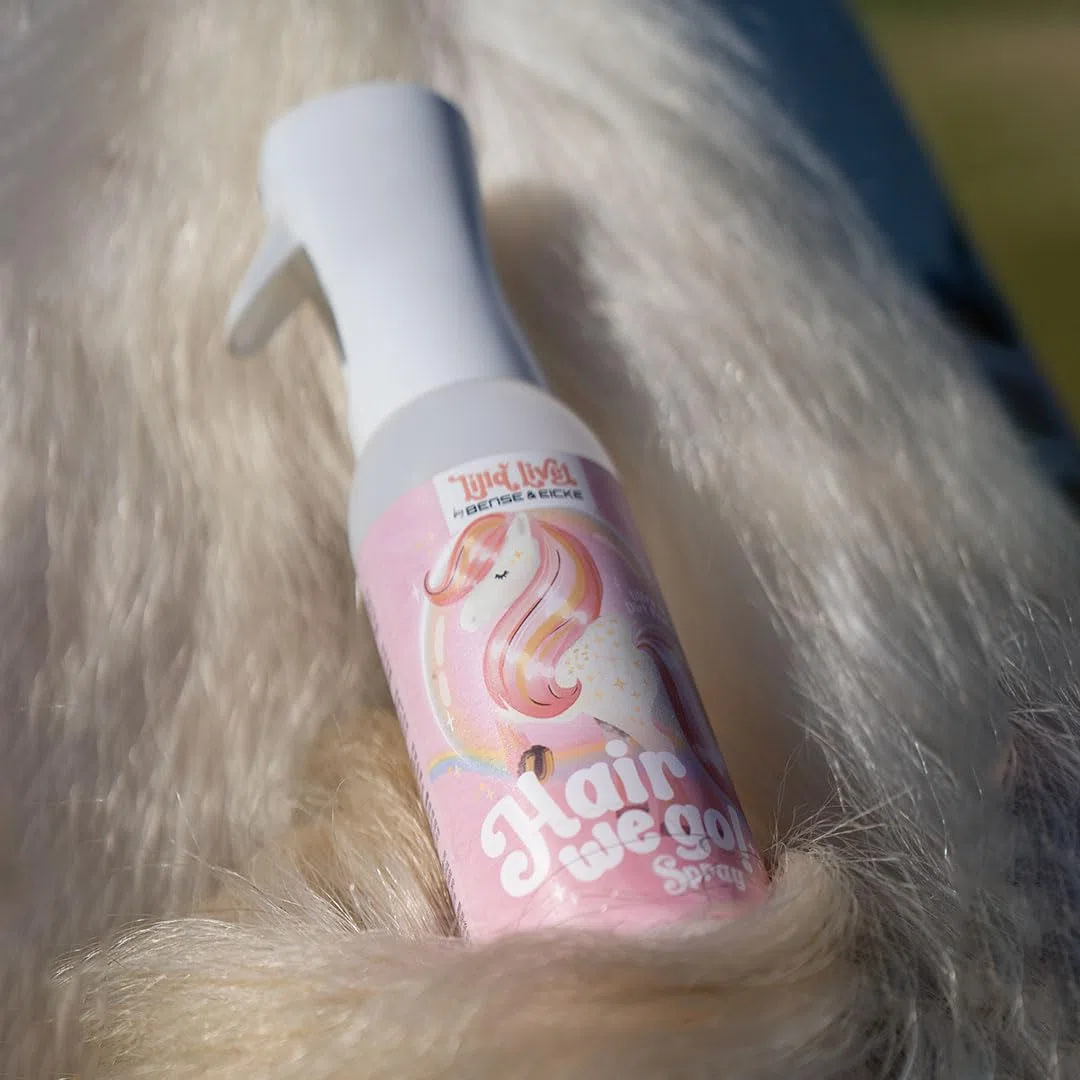 Lilla Livet by Bense&Eicke Hair we go! - Mähnen-, Schweif- & Fellglanzspray für Pferde, entwirrt, Staub- & schmutzabweisend, dermatologisch sehr gut getestete, Made in Germany, 500 ml Sprühflasche