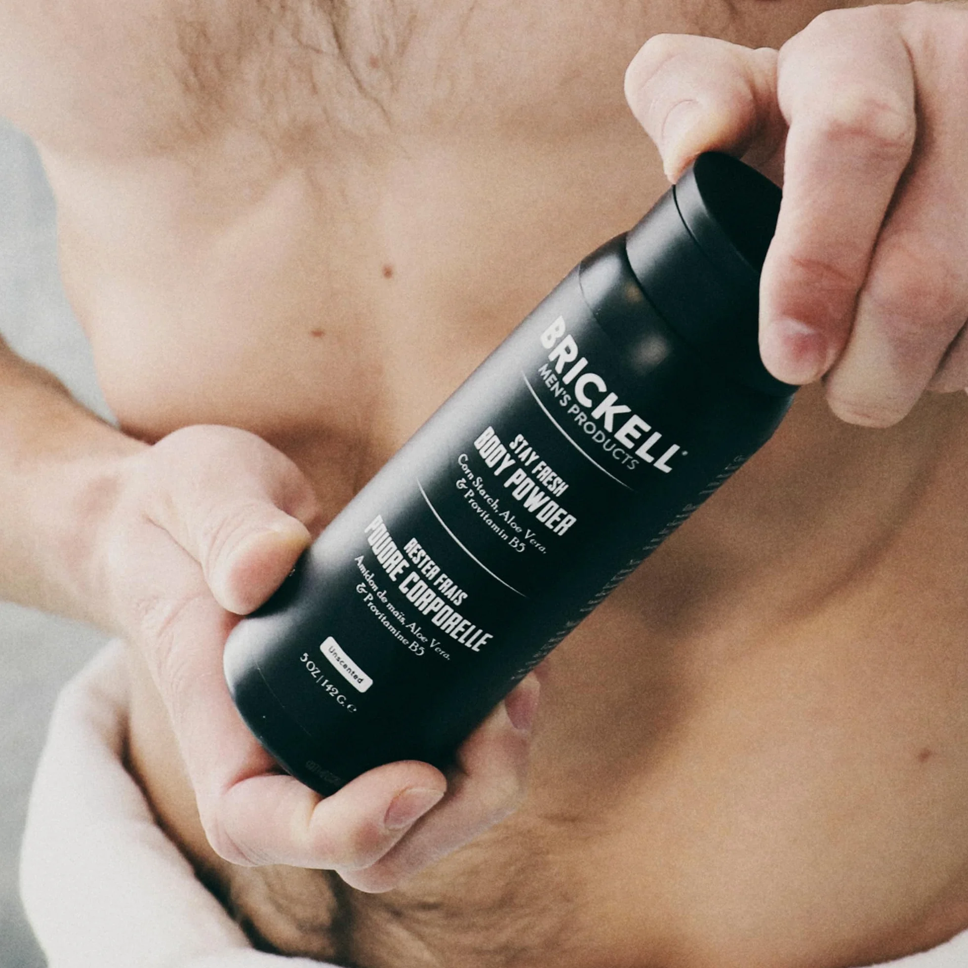 Brickell Men's Stay Fresh Körperpuder für Männer, Natürlich und Biologisch, Ohne Talkum, Absorbiert Schweiß, Hält die Haut Rrocken (Parfümfrei, 142 g)