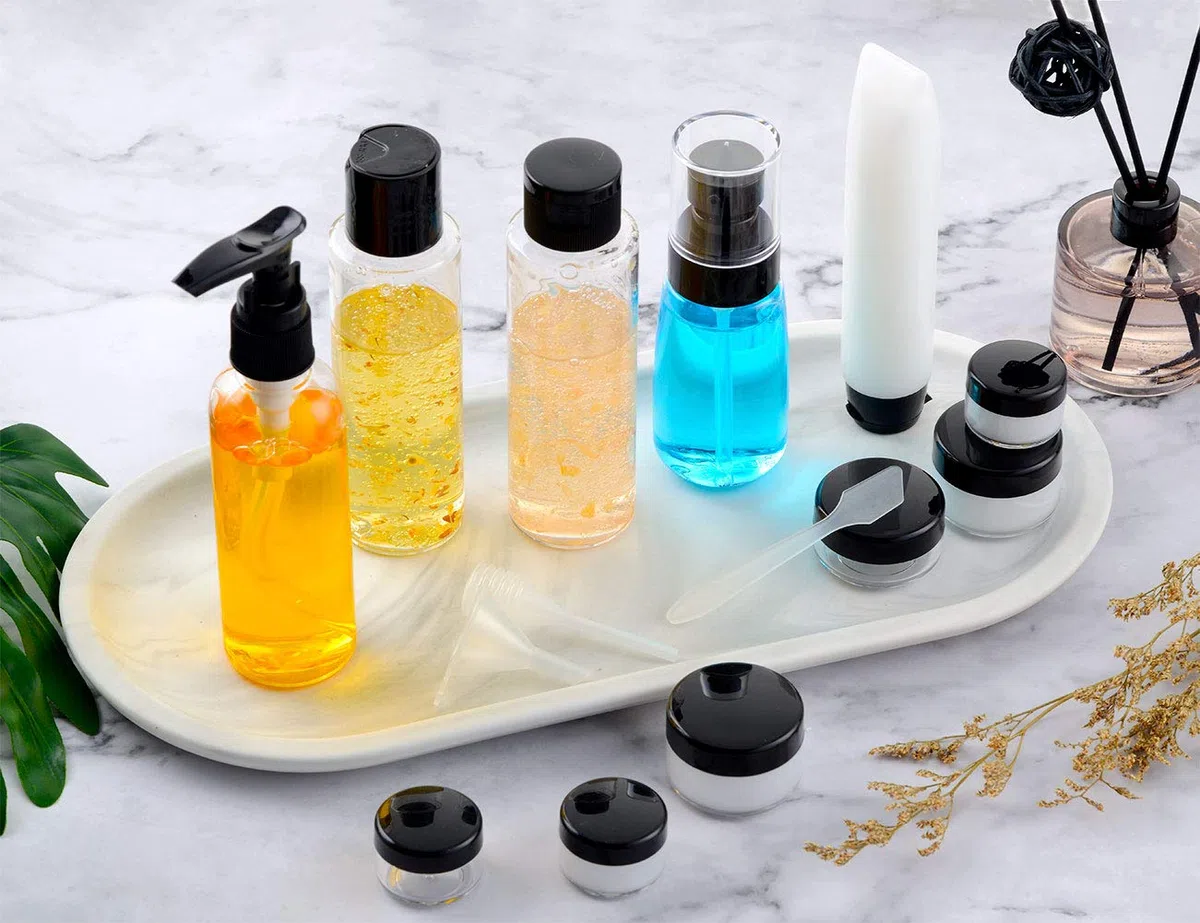 Toureal 15 Stück Leere Reiseflaschen Set (Max.100ml) Leder Reisegrößen Behälter, Reise Flaschen für Kosmetik Flugzeug (Transparent)